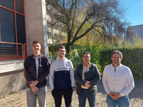 Jobbról balra Tarcsi Ádám, a Data-EDIH szakmai vezetője, dr. Hermann Tamás, az AEDIH projektmenedzsere, Jávorka Dénes szaktanácsadó és Licskai Áron, a Széchenyi István Egyetem Agrár- és Élelmiszeripari Kutató Központ kutatási asszisztense Gödöllőn, a kétnapos térinformatikai képzés első napján, 2025. október 29-én