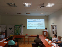 Dr. Lencsés-Varga Erika, egyetemi docens, a Széchenyi István Egyetem Albert Kázmér Mosonmagyaróvári Kar Állattudományi Tanszékéről erkezett Karcagra. A "Digitális eszközök alkalmazása az állatjóllét és az állomány-egészségügy optimalizálásában" című előadásában számos ismeretet és tapasztalatot osztott meg az AEDIH-partner gazdálkodókkal.