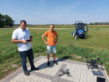 Az Uni-Agro-Food Kft. termőföldjein történő drónos alkalmazásokról, a monitoring és a szoftveres tervezés lehetőségeiről és összefüggéseiről is beszélt dr. Zsebő Sándor és Stencinger Dávid. 
